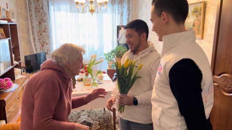 Молодогвардейцы вручили букеты ветеранам