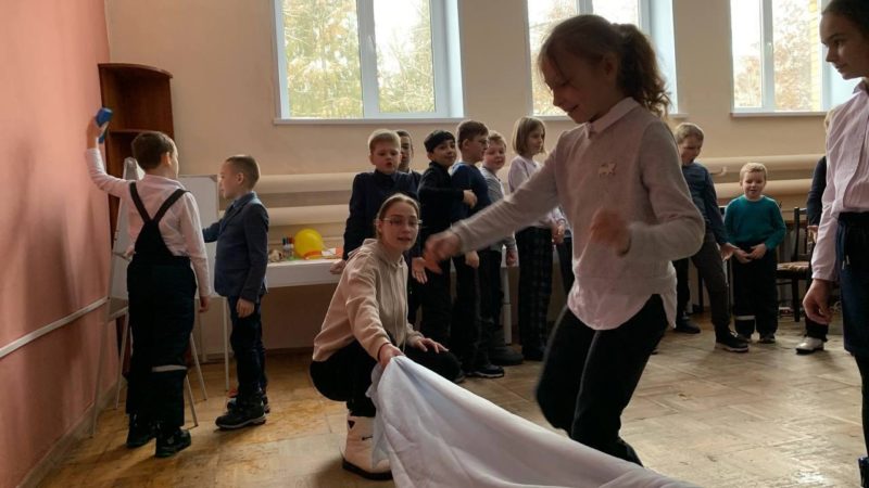 Юные ружане в библиотеке прыгали через «ручей»