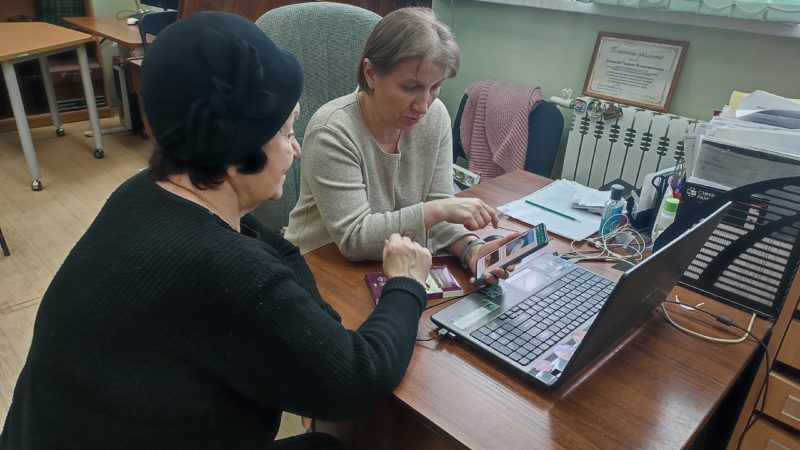 В Тучковской библиотеке пенсионеры осваивают блага цивилизации