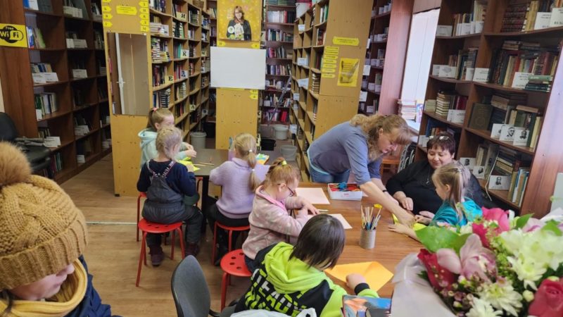 Юные дороховчане мастерили цветы из бумаги