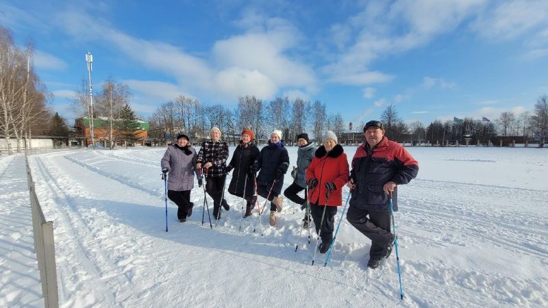 Пенсионеров приглашают заняться скандинавской ходьбой