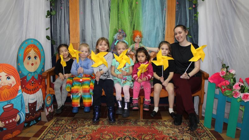 Юные дороховчане мастерили вертушку на палочке