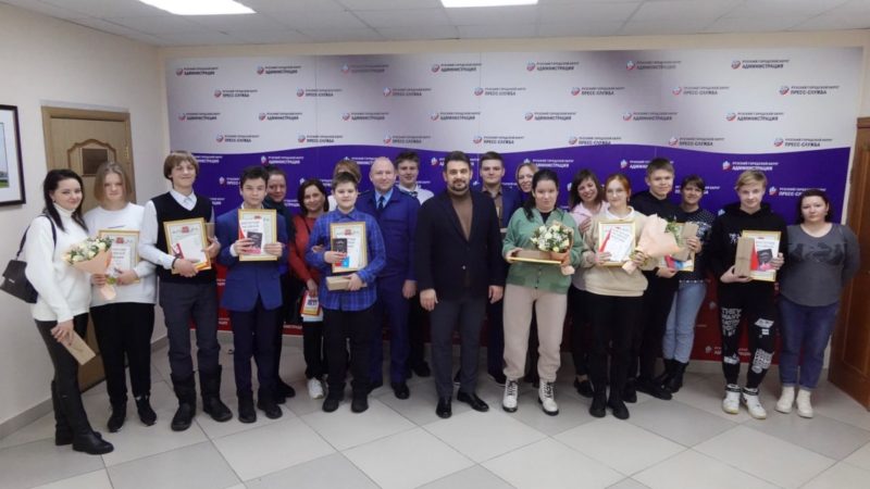 Глава округа поздравил юных ружан с первым документом