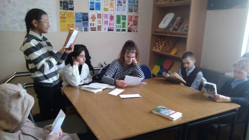 Юные орешковцы готовились к 8 Марта в библиотеке