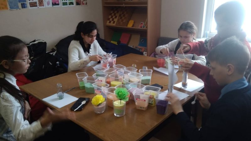 Подготовка к первому весеннему празднику – в Орешковской библиотеке