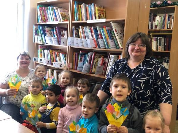 В Орешковской библиотеке создавались подарки для мам