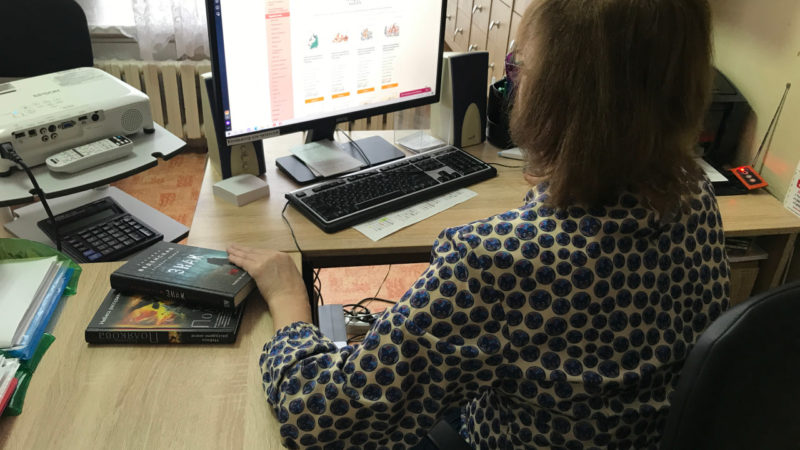Пенсионеры Никольского осваивают интернет в библиотеке