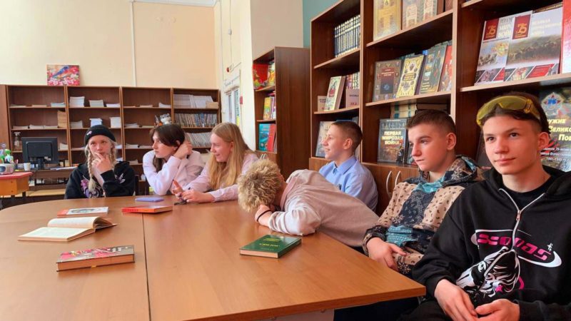 Рузские восьмиклассники проверяли знания в библиотеке