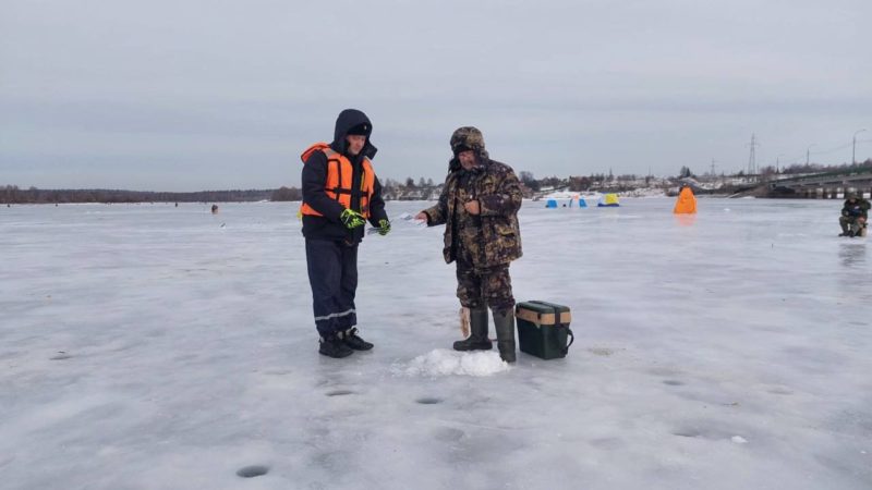 Работники ГКУ МО «Мособлпожспас» в Рузском округе напомнили рыбакам о безопасности на водных объектах