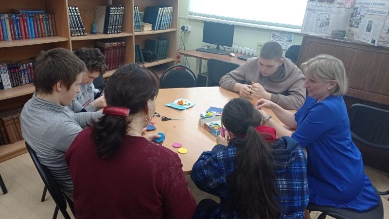 В Тучковской библиотеке изображали весенние оттенки Крыма