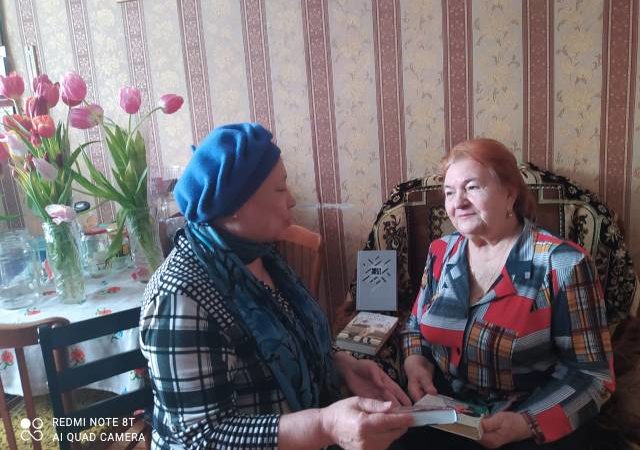 Книги с доставкой пожилым жителям – из Покровской библиотеки