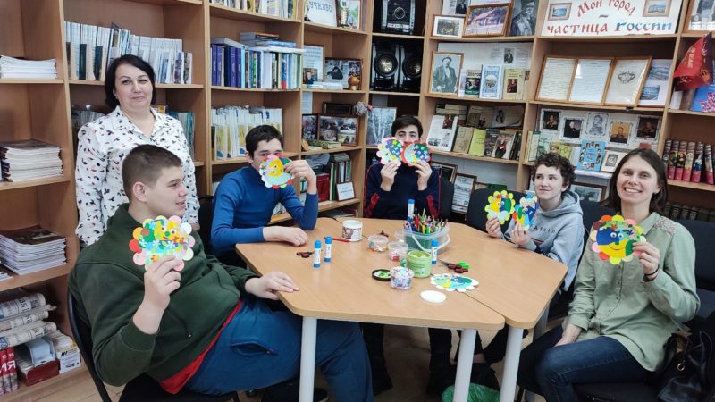 Тучковские школьники мастерили Землю из цветной бумаги