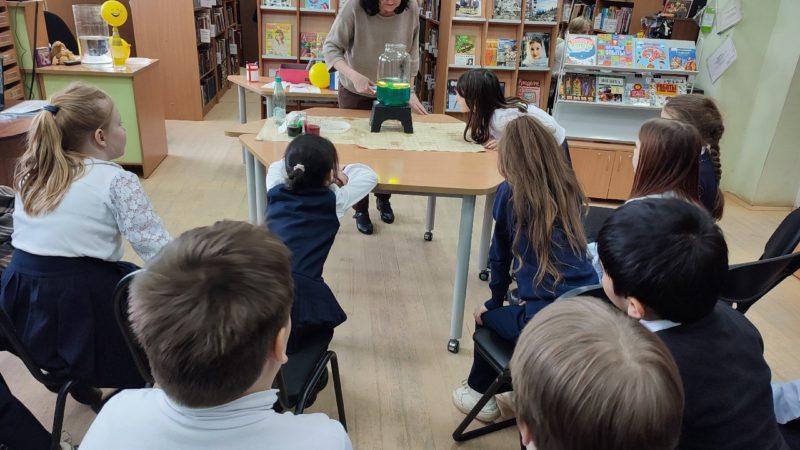 Тучковские школьники изучали свойства воды и магнитов в библиотеке