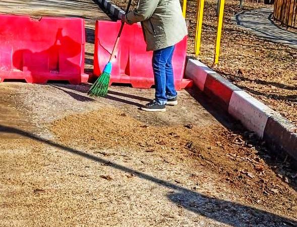 Городок очистили от песка и мусора