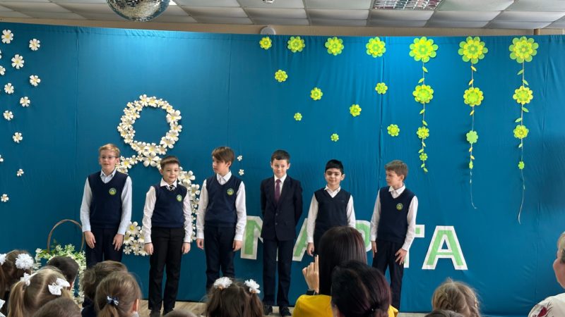 Беляногорские школьники подготовили концерт для мам