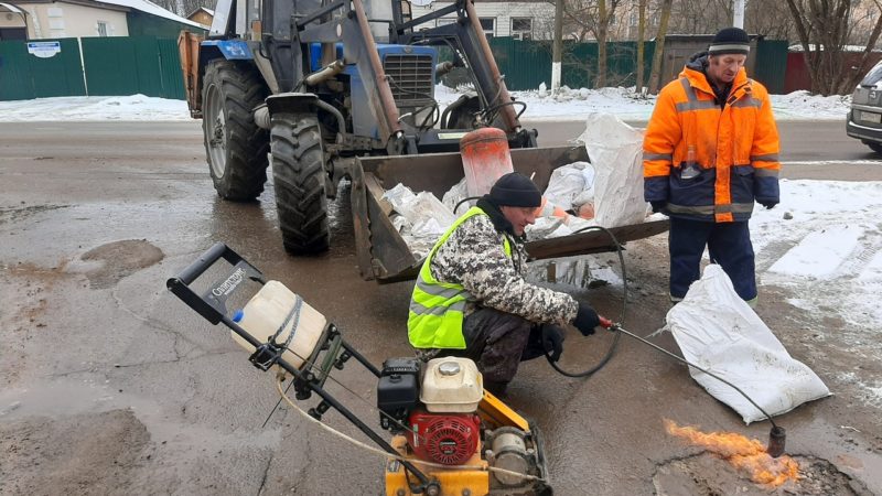 В Рузском округе латают ямы