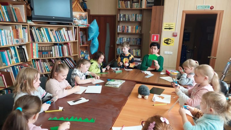 Юные дороховчане рисовали декорации для настольного театра