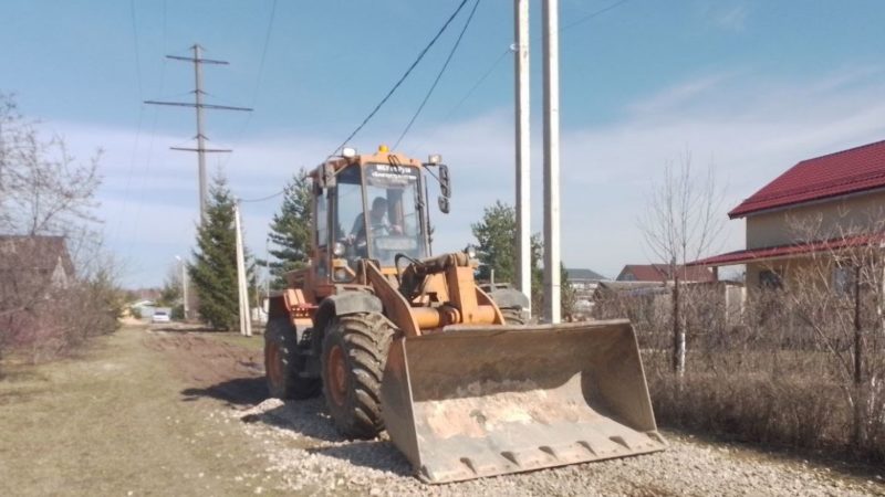 В Рузском округе латают ямы и отсыпают дорожное полотно