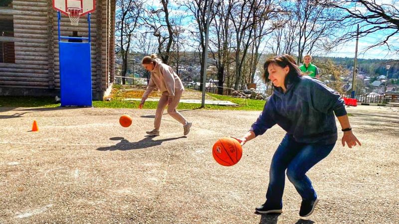 На Городке соревновались с мячами и обручами