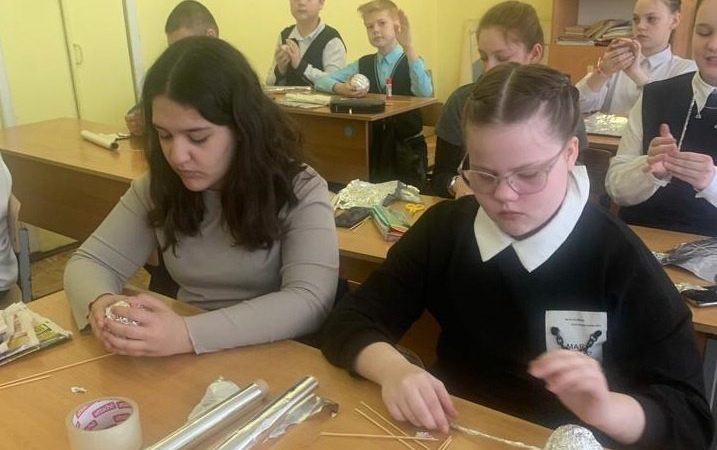 Космодемьянцы мастерили спутник