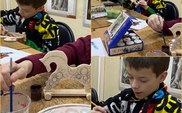 Ученики ДШИ расписывали лошадок