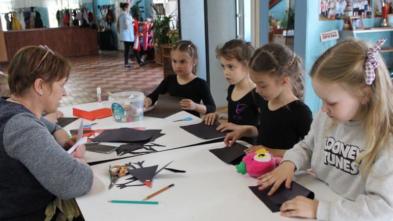 Юные дороховчане делали фигурку ворона