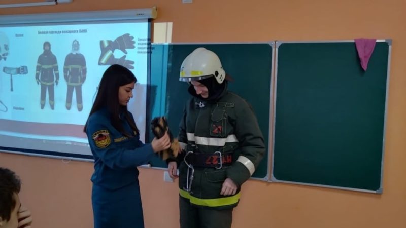 Тучковские школьники примерили обмундирование спасателя