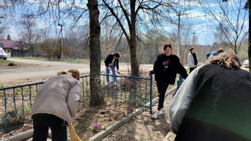 Беляногорские школьники навели чистоту на памятном месте