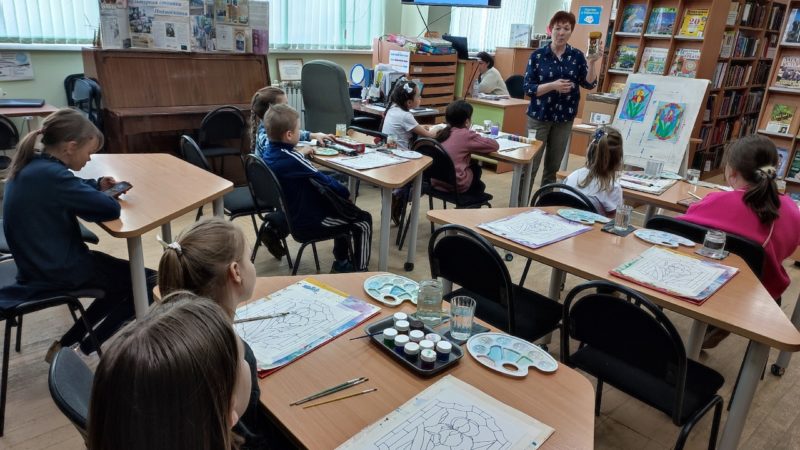 Юные тучковцы расписывали ирисы в библиотеке