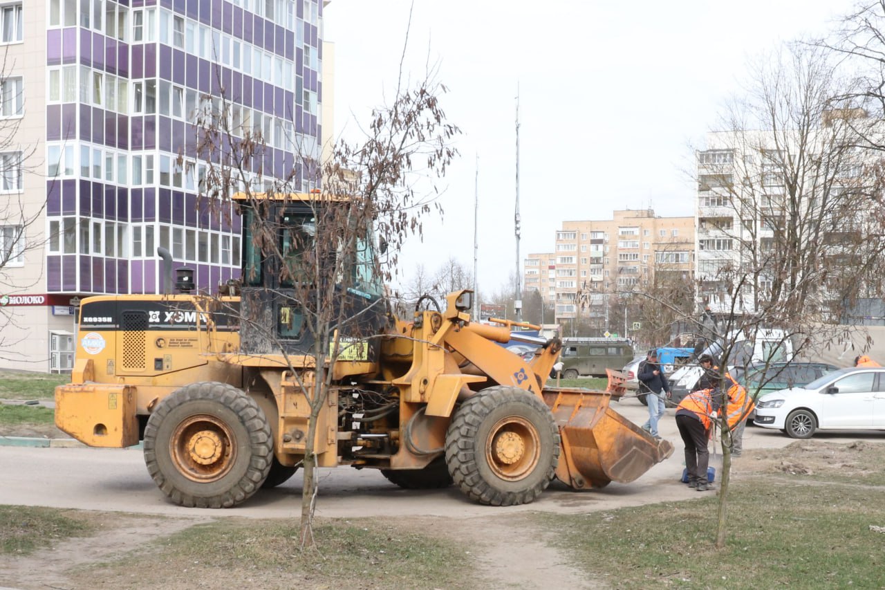 В Рузском округе убирают смет на обочинах дорог | 19.04.2023 | Руза -  БезФормата