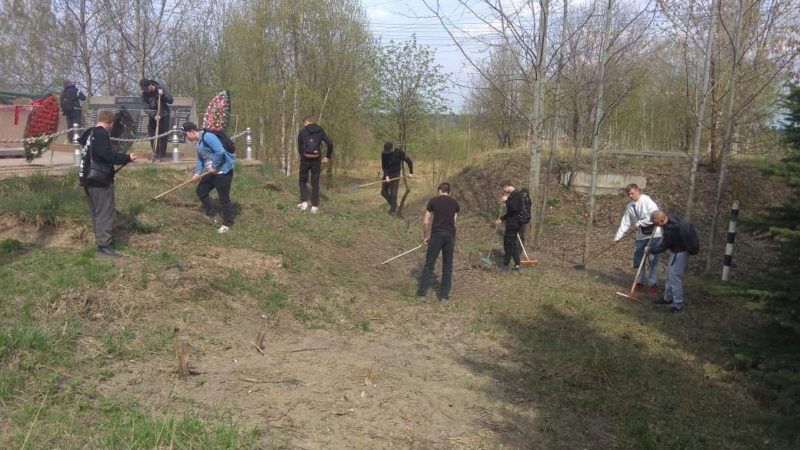 Тучковские студенты привели в порядок территорию воинского захоронения