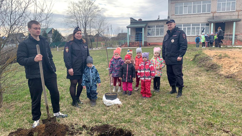Полицейские присоединились ко Всероссийской акции «Сад памяти» в Орешках