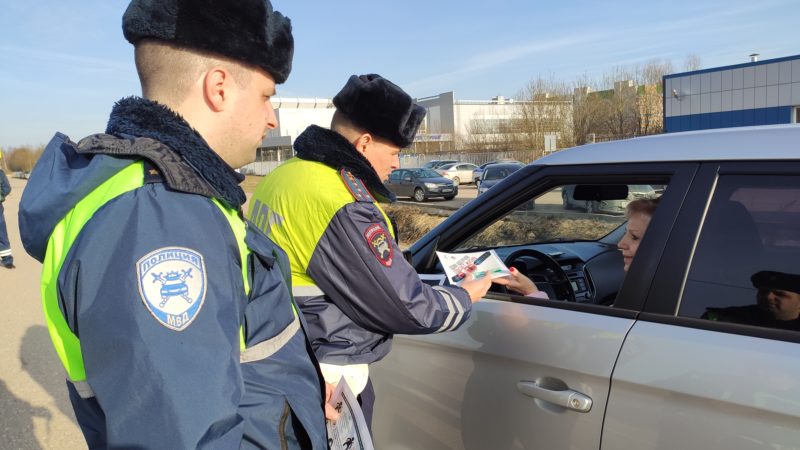 В Рузе сотрудники Госавтоинспекции напомнили водителям о важности соблюдения правил перевозки детей