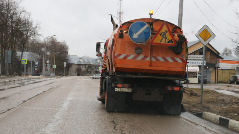 В Рузском округе наводят чистоту на дорогах