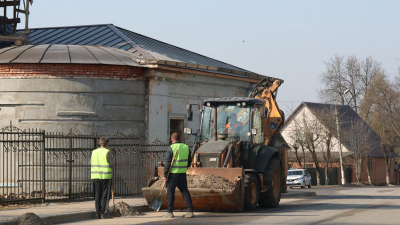 В Рузском округе чистят дороги от грязи