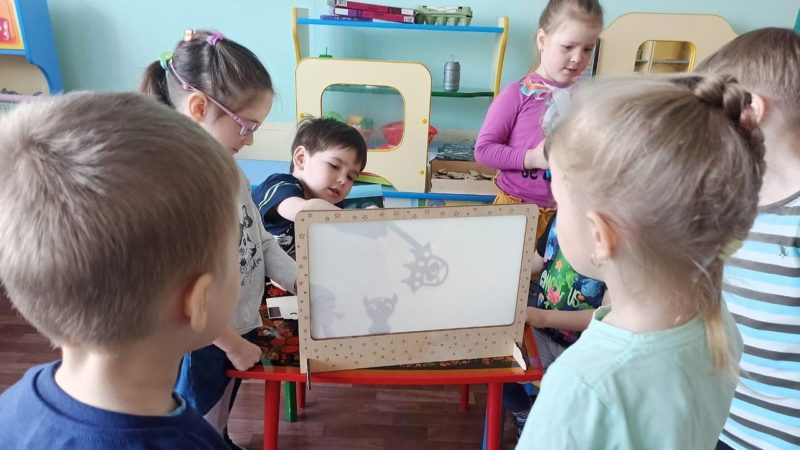Колюбакинские дошколята посмотрели теневой спектакль и придумали свой