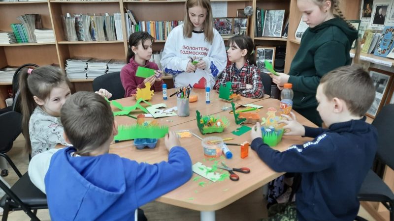 Тучковские ребята делали пасхальных курочек