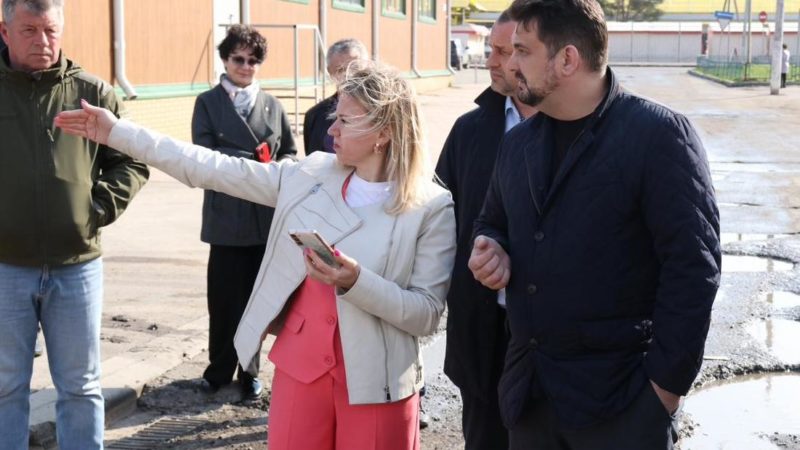 Глава округа осмотрел состояние дворовой территории в Рузе