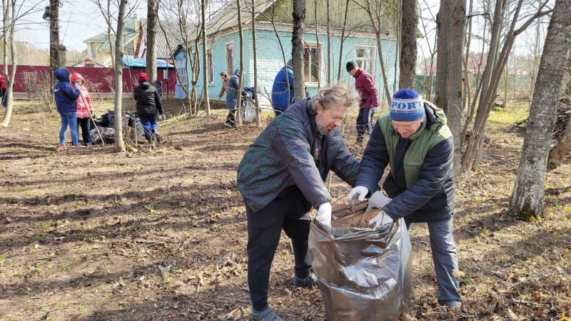 Пореченские библиотекари вместе с помощниками наводили чистоту