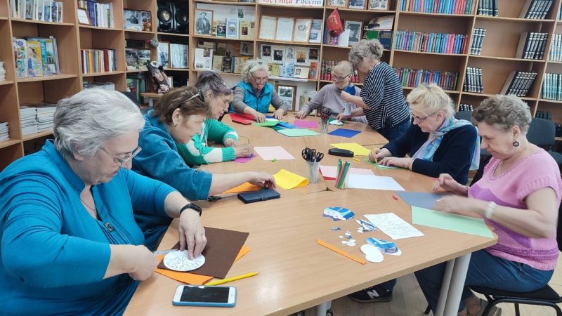Тучковские пенсионеры мастерили держатель для блокнота