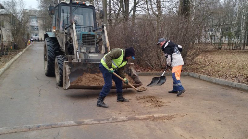 В Рузском округе убирают смет на улицах