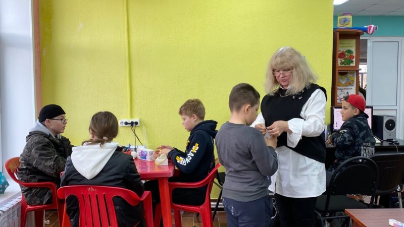 В Лидинской библиотеке – урок бисероплетения