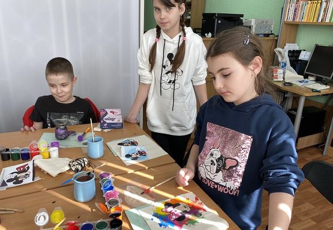 Юные художники превращали кляксы в часть рисунка