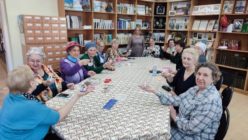 Тучковские пенсионеры подготовились к Пасхе в библиотеке