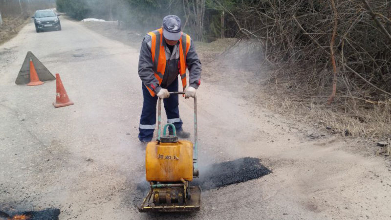 В Рузском округе латают ямы и отсыпают дороги
