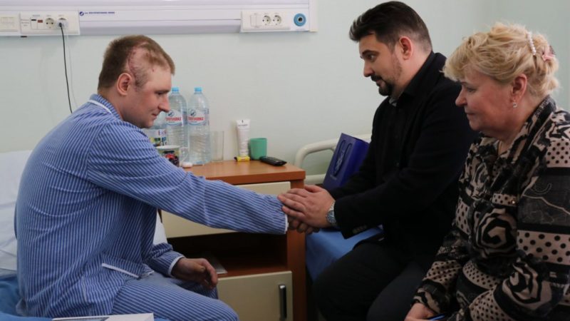 Николай Пархоменко посетил в госпитале раненого бойца