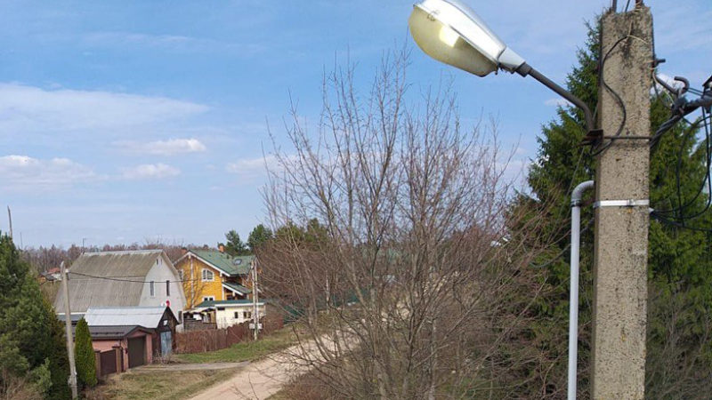 В Рузском округе меняют лампы в фонарях