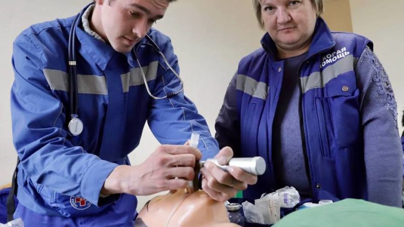 Глава округа поздравил сотрудников станции скорой помощи