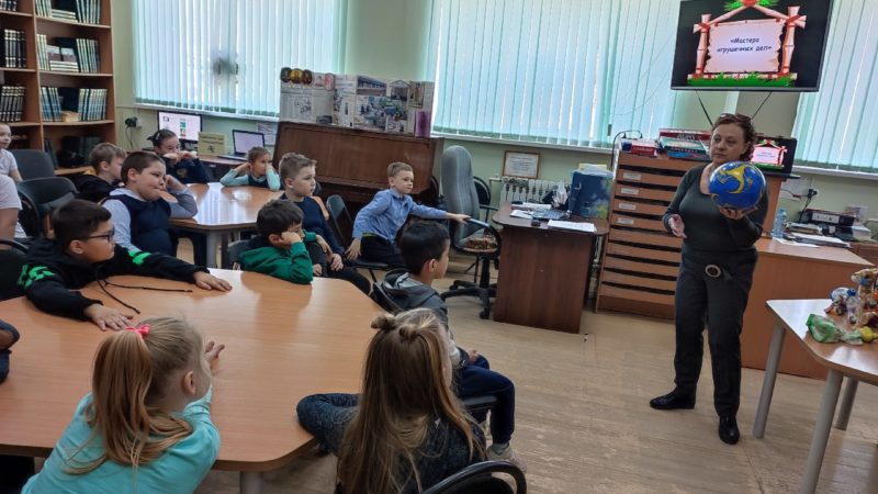 В Тучковской библиотеке рассказали историю игрушек