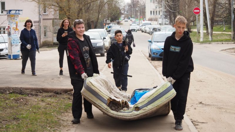 Юные ружане провели нескучный субботник